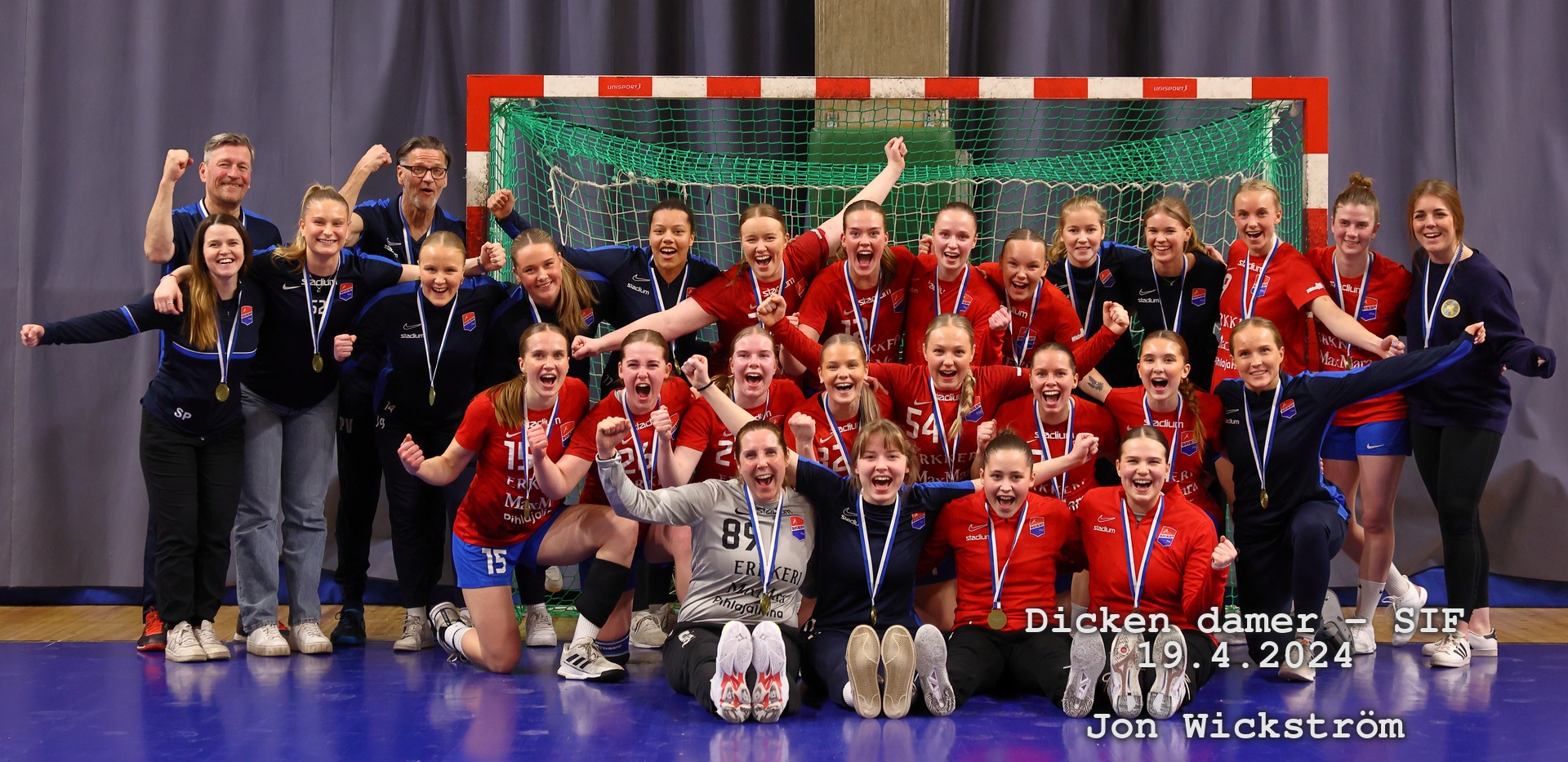 Dickenin naiset juhlivat SM-pronssia.