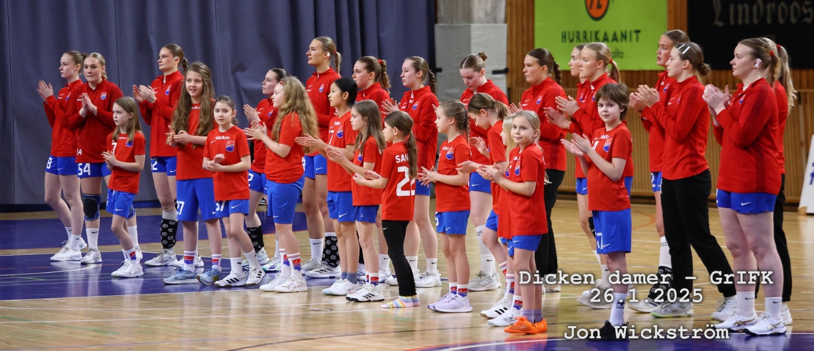 Dickenin naiset ja juniorit rivissä ennen ottelua Dicken – GrIFK.
